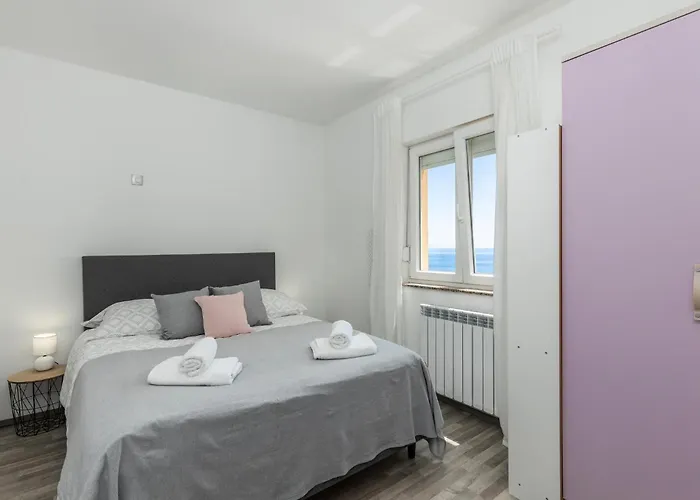 3 Bedroom Awesome In Διαμέρισμα Veprinac