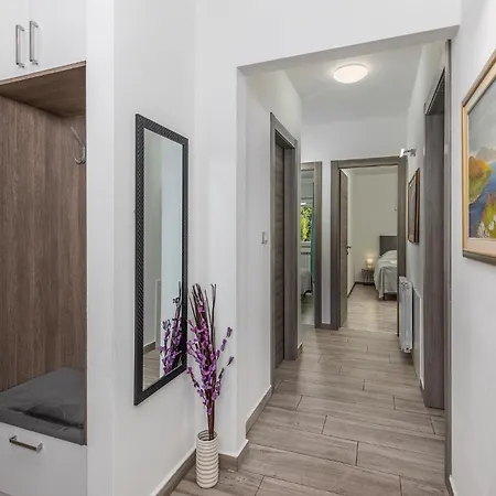 Apartment 3 Bedroom Awesome In