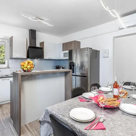 3 Bedroom Awesome In Apartment *