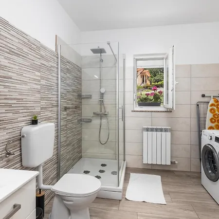 3 Bedroom Awesome In Apartment