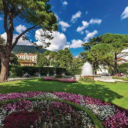 3 Bedroom Awesome In Apartment