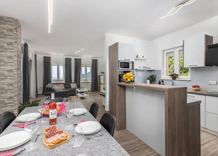 3 Bedroom Awesome In Veprinac